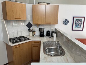 Fridge, stovetop, dishwasher, coffee/tea maker