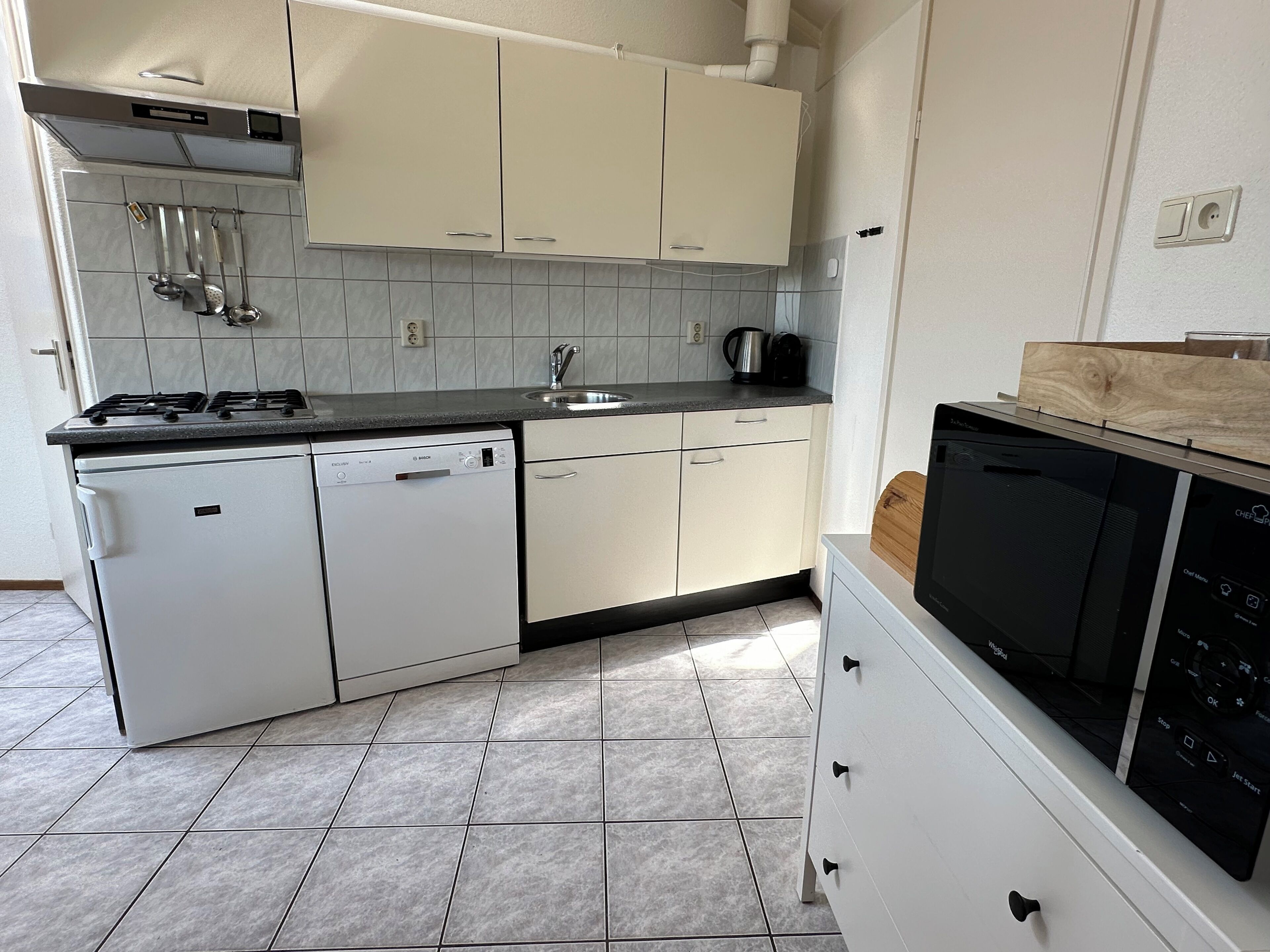Coffee/tea maker, fridge, microwave, stovetop