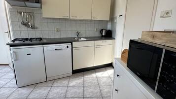 Coffee/tea maker, fridge, microwave, stovetop