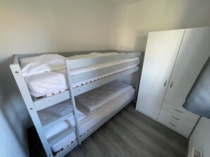 3 bedrooms, free WiFi - 3 bedroom accommodation in Julianadorp aan Zee (Julianadorp aan Zee)