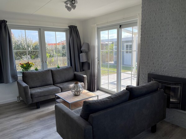 TV - 3 bedroom accommodation in Julianadorp aan Zee (Julianadorp aan Zee)