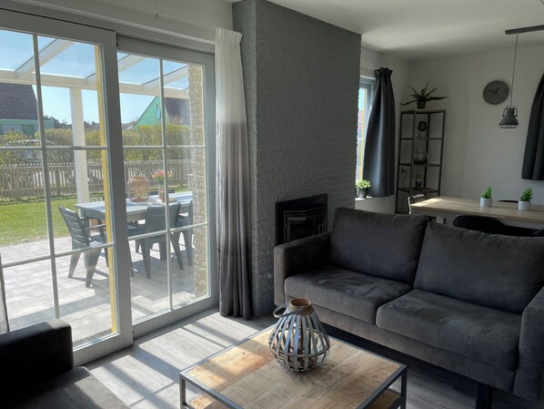 Living area - 3 bedroom accommodation in Julianadorp aan Zee (Julianadorp aan Zee)
