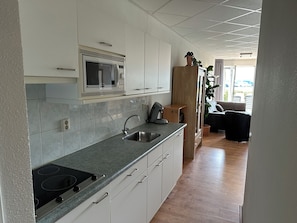 Fridge, microwave, stovetop, dishwasher - 2 bedroom accommodation in Julianadorp aan Zee (Julianadorp aan Zee)