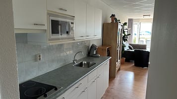 Een koelkast, een kookplaat, een vaatwasser