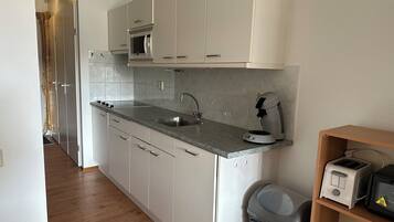 Een koelkast, een kookplaat, een vaatwasser