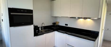 Réfrigérateur, un four, lave-vaisselle, cafetiÚre-théiÚre