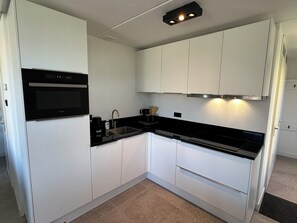 Fridge, oven, dishwasher, coffee/tea maker