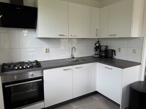 Kühlschrank, Ofen, Geschirrspüler, Wasserkocher mit Kaffee-/Teezubehör