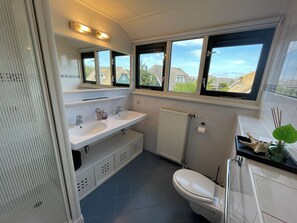 Bathroom - 3 bedroom accommodation in Julianadorp (Julianadorp)