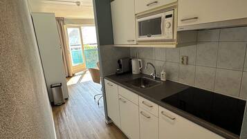 Microwave, stovetop, dishwasher, coffee/tea maker