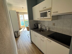 Stovetop, dishwasher, coffee/tea maker, electric kettle