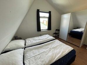 3 bedrooms, free WiFi - 3 bedroom accommodation in Julianadorp aan Zee (Julianadorp aan Zee)