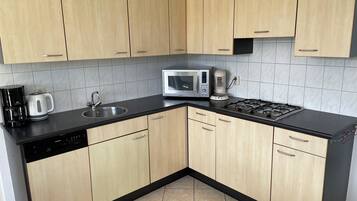 Een koelkast, een kookplaat, een vaatwasser