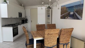 Fridge, dishwasher, coffee/tea maker, electric kettle - 3 bedroom accommodation in Julianadorp (Julianadorp)