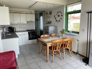 Fridge, microwave, oven, stovetop - 3 bedroom accommodation in Julianadorp aan Zee (Julianadorp aan Zee)