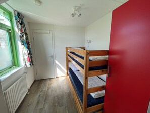 3 bedrooms, free WiFi - 3 bedroom accommodation in Julianadorp aan Zee (Julianadorp aan Zee)