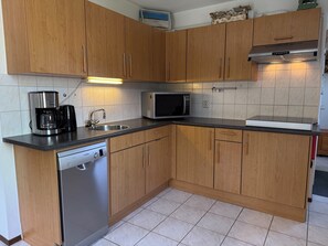 Een koelkast, een kookplaat, een vaatwasser