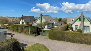 A residential area with houses featuring pitched roofs and green trim. - 2 bedroom accommodation in Julianadorp aan Zee (Julianadorp aan Zee)