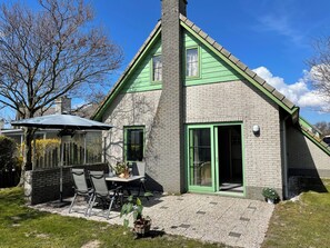 Outdoor dining - 2 bedroom accommodation in Julianadorp aan Zee (Julianadorp aan Zee)