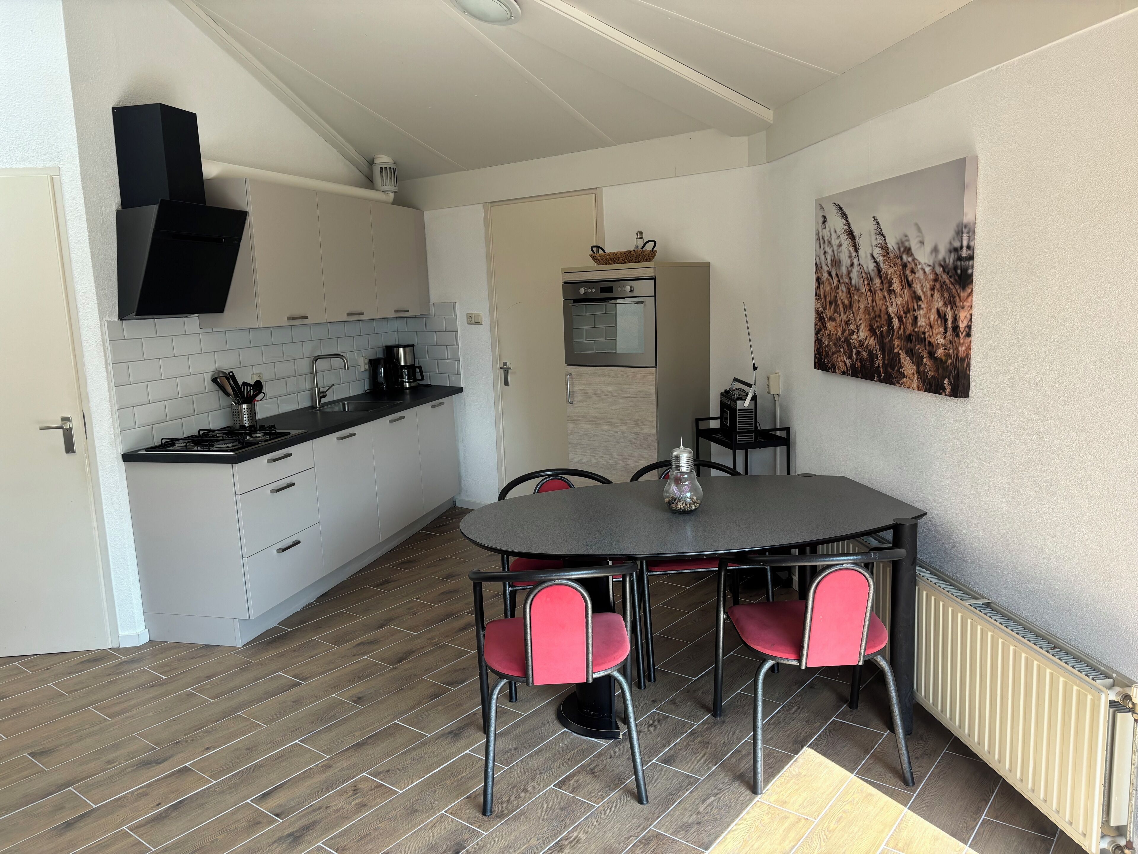 Réfrigérateur, four, lave-vaisselle, cafetière/bouilloire