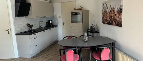 Réfrigérateur, four, lave-vaisselle, cafetiÚre/bouilloire