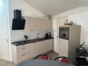 冷蔵庫、オーブン、食器洗い機、コーヒー / ティーメーカー