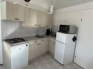 Réfrigérateur, micro-ondes, plaque de cuisson, lave-vaisselle