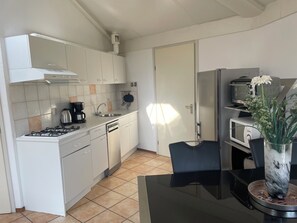 Stovetop, dishwasher, coffee/tea maker, electric kettle