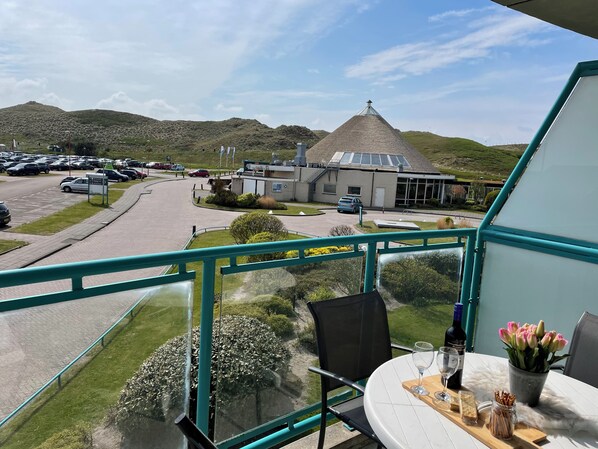 Outdoor dining - 2 bedroom accommodation in Julianadorp aan Zee (Julianadorp aan Zee)