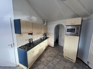 Geschirrspüler, Wasserkocher mit Kaffee-/Teezubehör, Wasserkocher