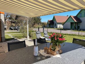 Outdoor dining - 3 bedroom accommodation in Julianadorp aan Zee (Julianadorp aan Zee)