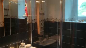 Douche, sĂšche-cheveux, serviettes fournies, savon