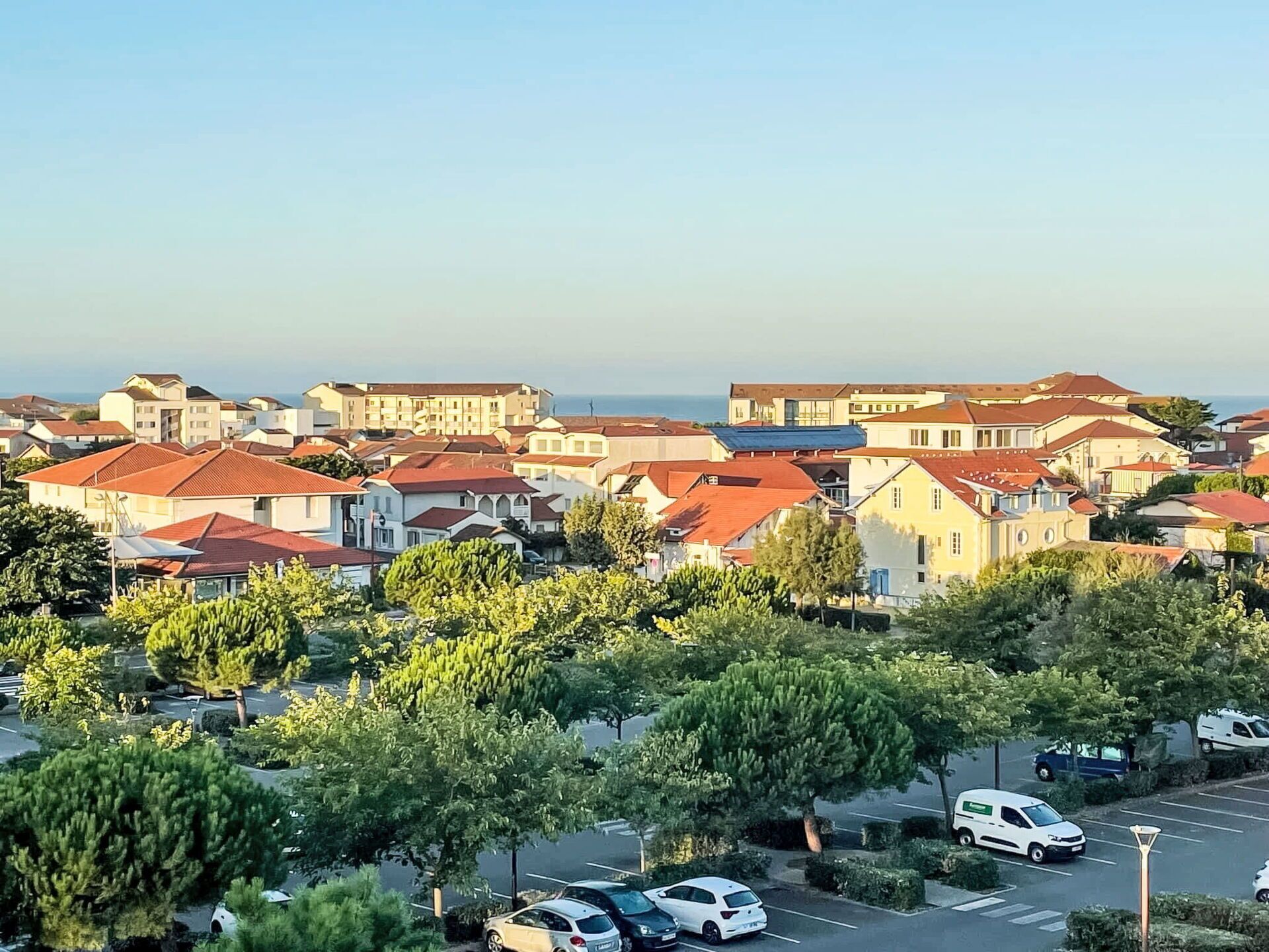 Daytime, Boligområde, Byområde, Tag, Stad, Hus, Hjem, Kvarter, Horisont, Landskab