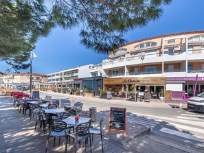 Outdoor dining - Nice apartment for 4 people with A/C, WIFI, TV and balcony (Les Salettes)