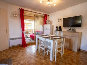 Dining - Nice apartment for 4 people with WIFI, TV and balcony (Hyères)