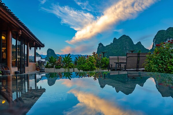 Rooftop terrace - Yangshuo Mountain River Ballad Hotel (Guilin)