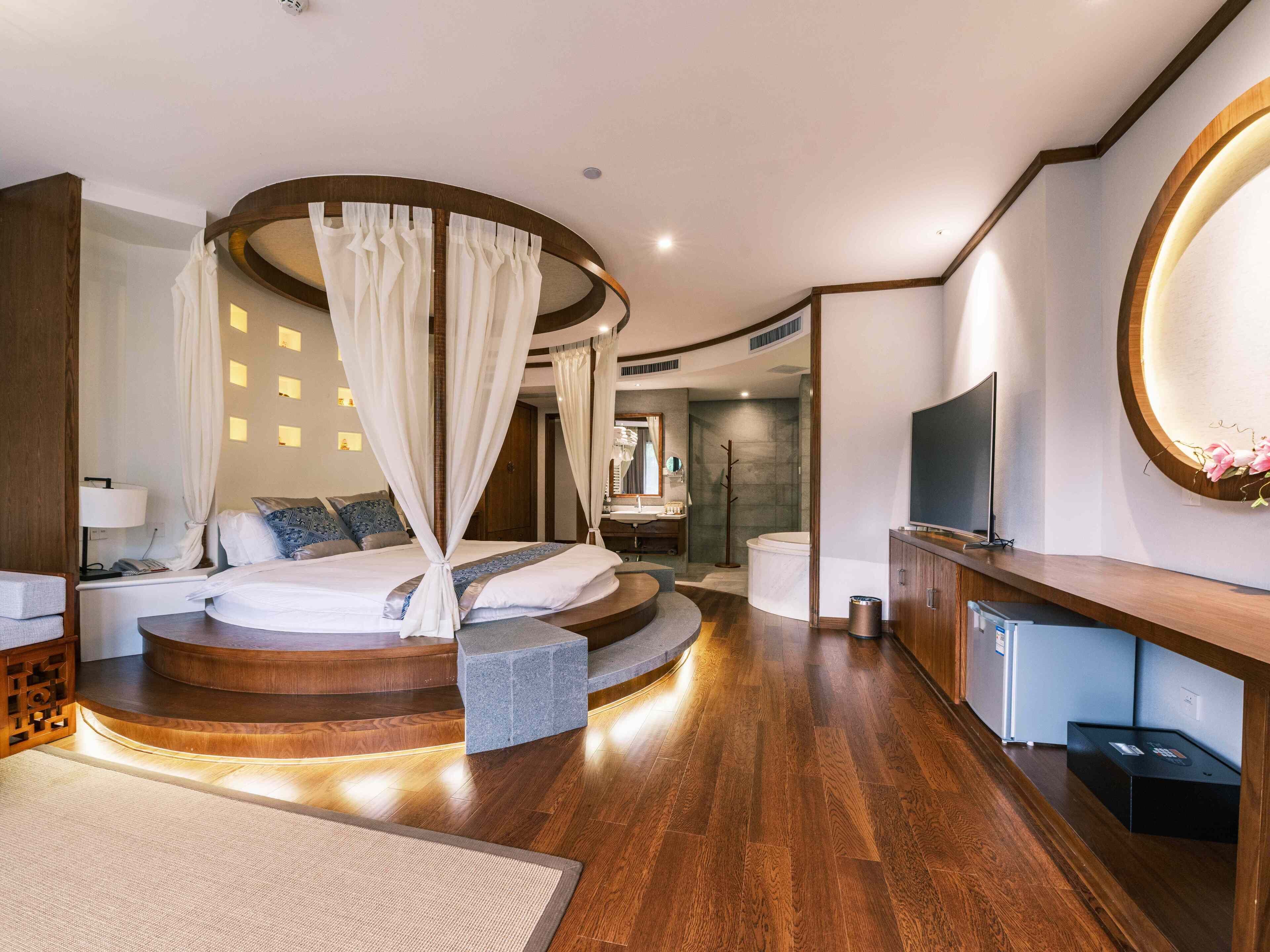 Romantic Couple Suite with Bathtub & Balcony