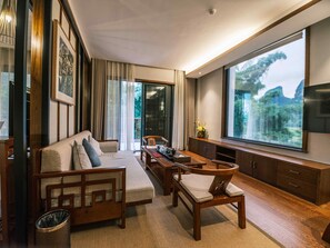 Family Suite, Balcony | Living room