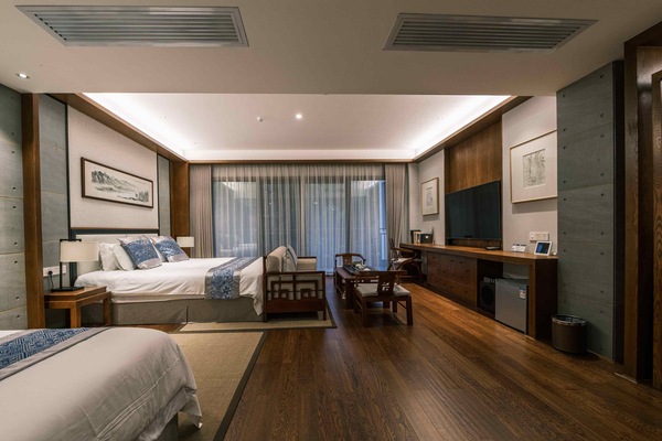 Family Room with Bathtub & Balcony | Premium bedding, down comforters, pillowtop beds, in-room safe