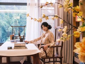 Artistic Mountain View Suite with Bathtub & Balcony | Room amenity - Yangshuo Mountain River Ballad Hotel (Guilin)