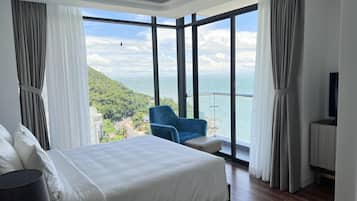 Familie appartement, 2 slaapkamers, uitzicht op het strand | Luxe beddengoed, een minibar met enkele gratis items