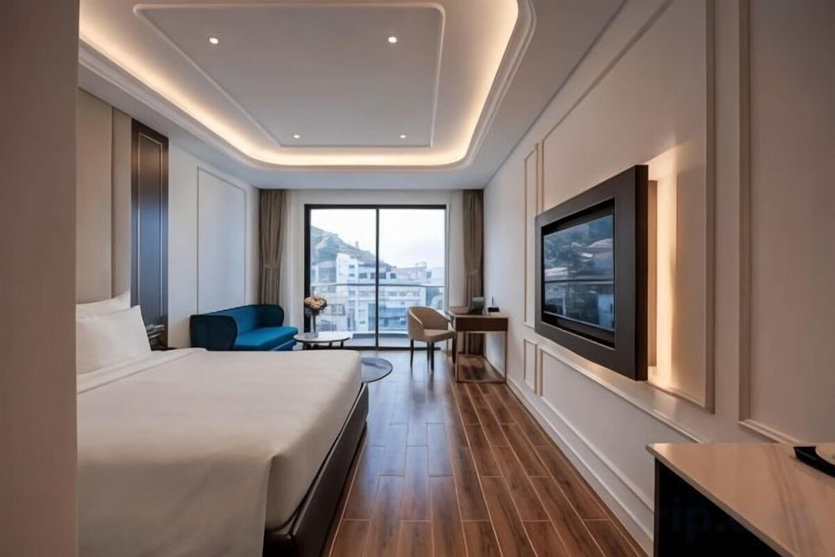 Bộ đồ giường cao cấp, minibar với thức ăn, đồ uống miễn phí, bàn 
