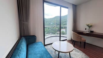 Deluxe-Doppelzimmer, 1 King-Bett, Bergblick | Hochwertige Bettwaren, Minibar (mit einigen kostenlosen Artikeln)