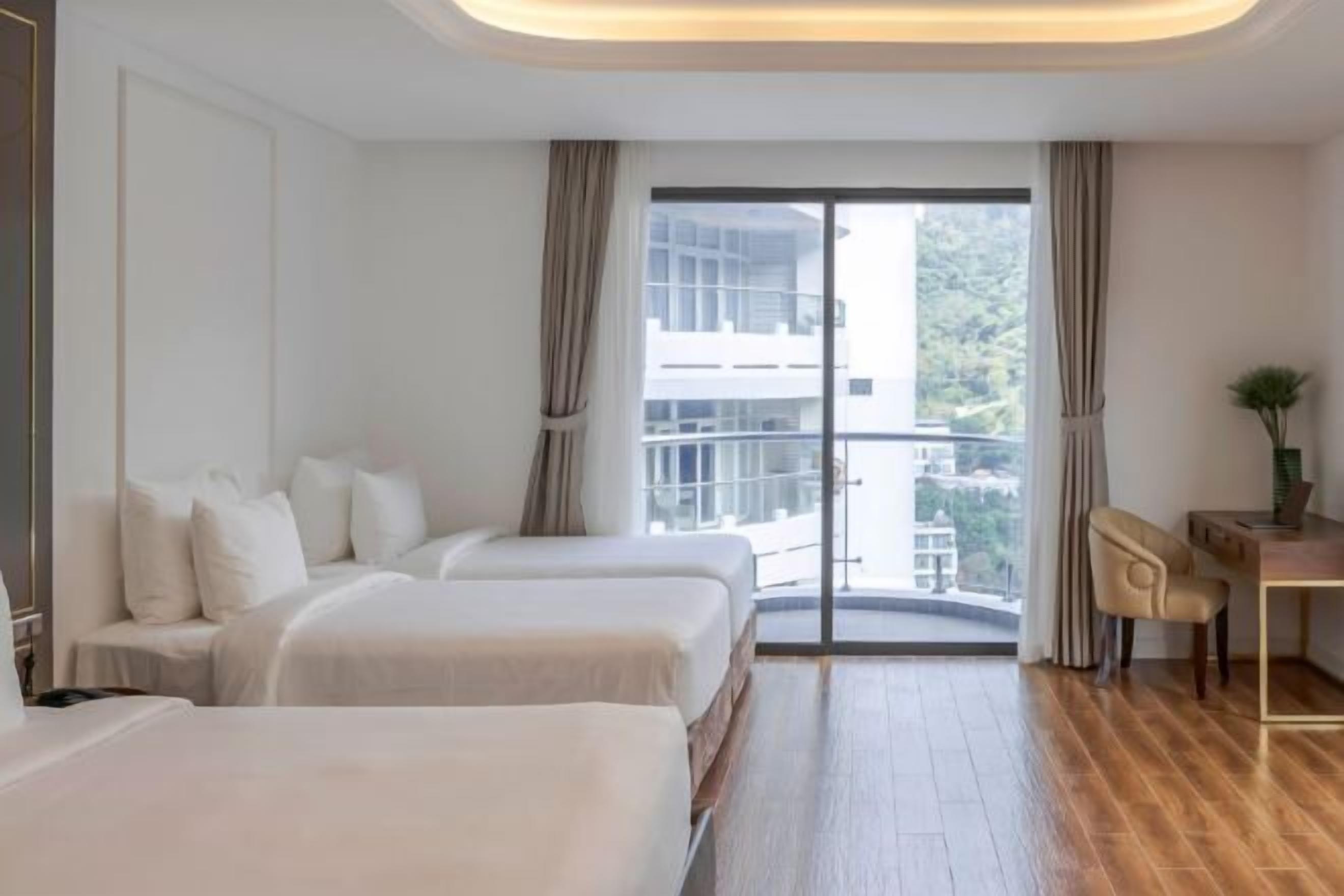 Bộ đồ giường cao cấp, minibar với thức ăn, đồ uống miễn phí 