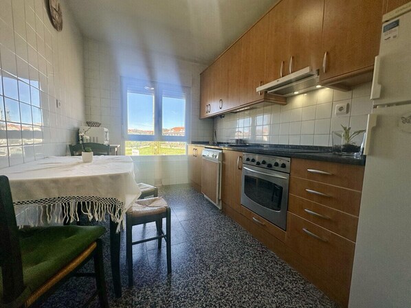 Fridge, microwave, oven, coffee/tea maker