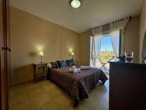 3 makuuhuonetta, silitysrauta/-lauta, vuodevaatteet