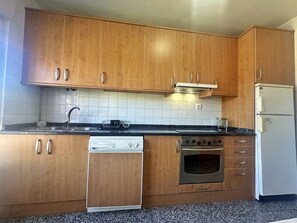 Fridge, microwave, oven, coffee/tea maker