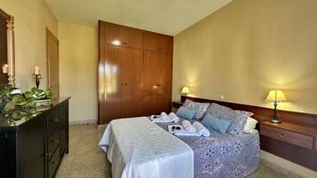 3 bedrooms, iron/ironing board, bed sheets