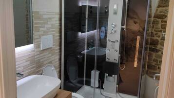 Monolocale Deluxe | Bagno | Combinazione doccia/vasca, vasca idromassaggio, doccia idromassaggio
