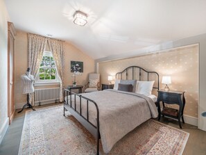 Royal Villa, 3 Bedrooms, Non Smoking, Patio | 3 bedrooms, individually decorated, individually furnished, desk - Charming 3 Bedroom House in North York (Toronto)